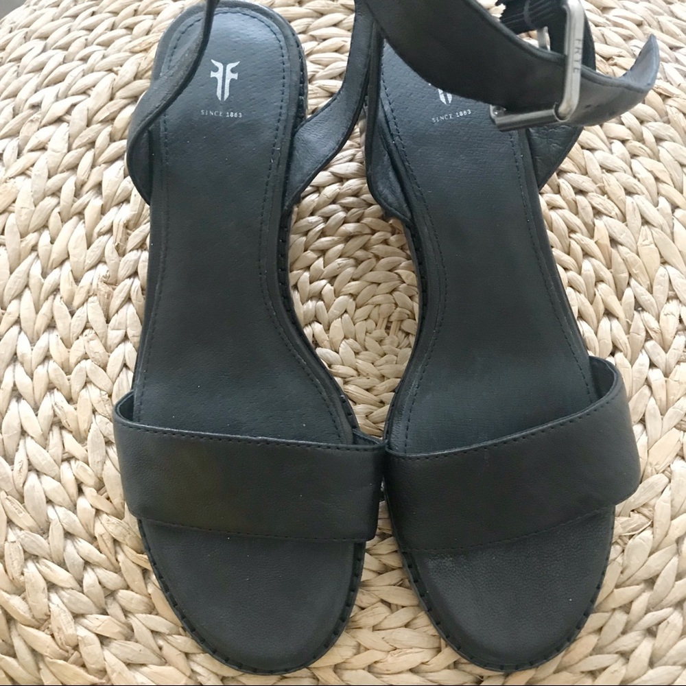 FRYE Cindy Black Leather Buckle Sandals Size 7 - Picture 2 of 8